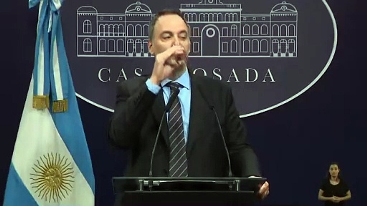 Paulo Kogos en la conferencia de prensa de Adorni