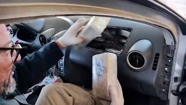 Detalhe chama atenção e policiais descobrem carro recheado de maconha em SC