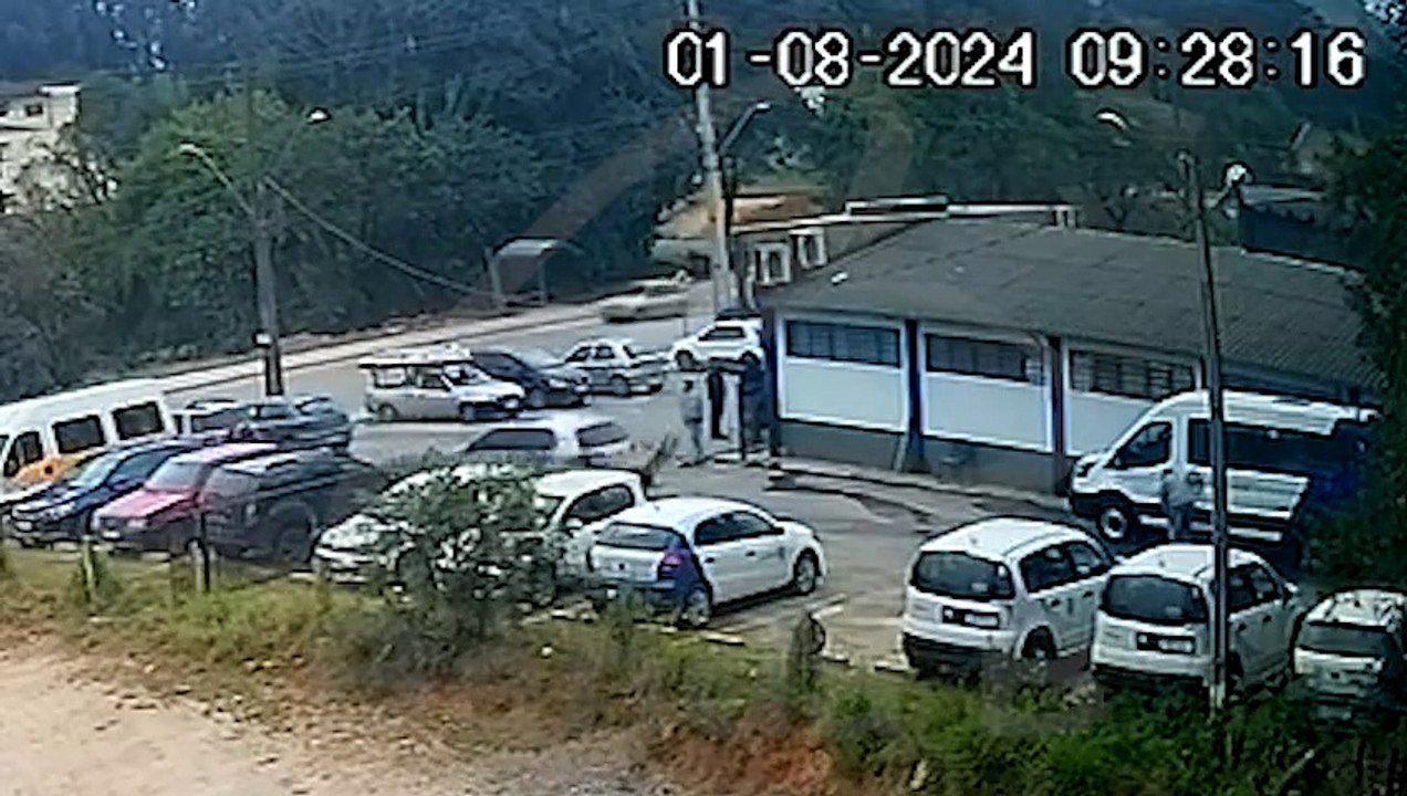 Motorista destrói portão e bate contra dois veículos ao invadir CRAS em marcha ré na Grande Curitiba