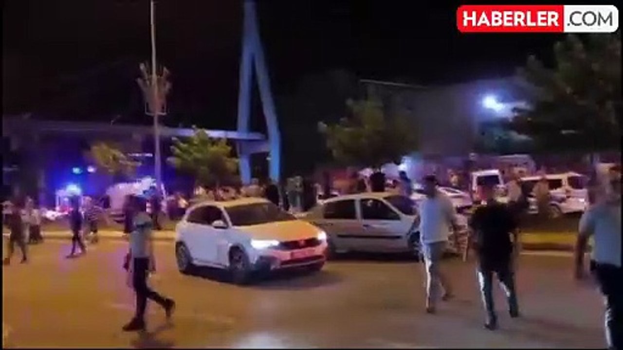 Şanlıurfa'da 3 aracın karıştığı trafik kazasında ilk belirlemelere göre 5 kişi hayatını kaybederken 5 kişi de yaralandı