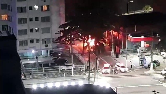 Carro pega fogo em São Vicente e assusta moradores com barulho de explosão