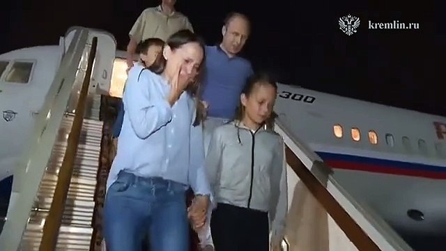 Putin recebe no aeroporto 8 prisioneiros libertados na troca com Ocidente