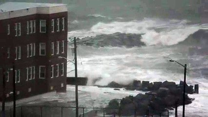 Strong Waves Due To Typhoon