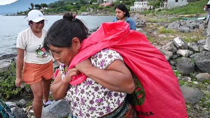 "Guardianas" mayas limpian lago amenazado por contaminación en Guatemala