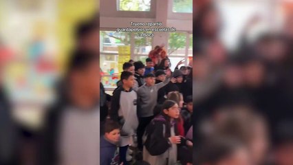 Trueno hizo una colecta de guardapolvos y los repartió en las escuelas de La Boca