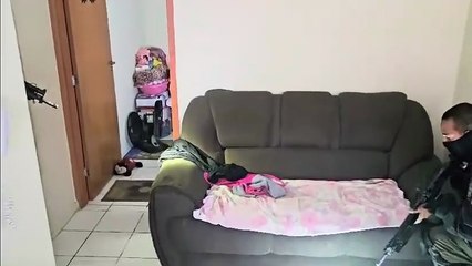 Procurado pela Justiça se esconde embaixo de sofá para despistar policiais