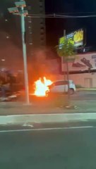Carro incendeia na avenida Engenheiro Santana Júnior