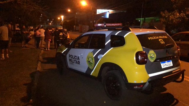 Esqueceram de mim: Trio furta moto, mas um deles fica pra trás e é abordado por populares