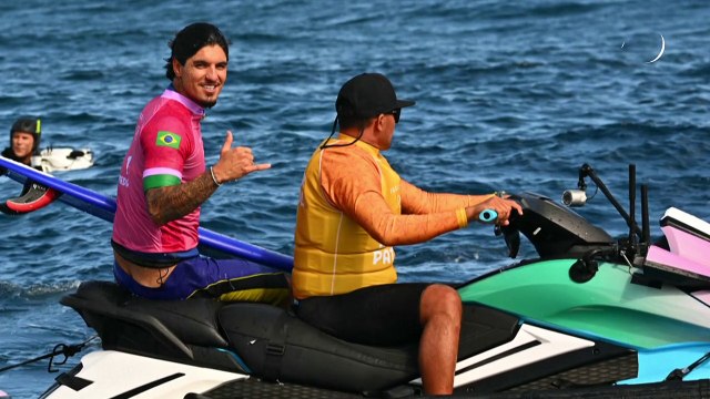 Surfe olímpico: Medina vai às semifinais; Tati Weston-Webb e Luana Silva estão nas 4as