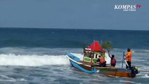 Detik-detik Perahu Terbalik saat Tradisi Sedekah Laut