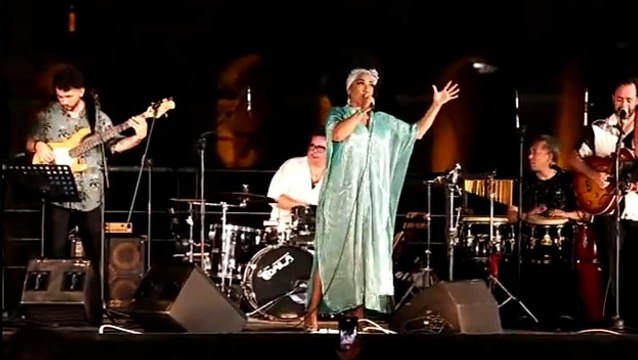 Aymèe Nuviola live al Parco del Celio: tra boleri e filin la cantante e pianista cubana fa sognare L'Avana