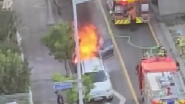 대전 길가에 주차된 차에서 불...인명 피해 없어 / YTN