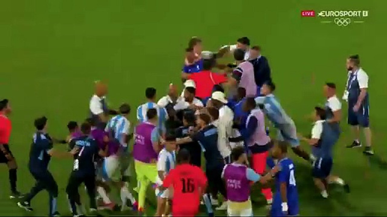 شجار بين اللاعبين عقب مباراة فرنسا والأرجنتين