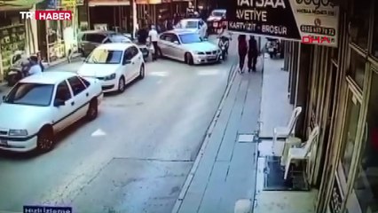 Isparta'da ilginç kaza! Motosiklet kaldırımda yürüyen yayalara daldı