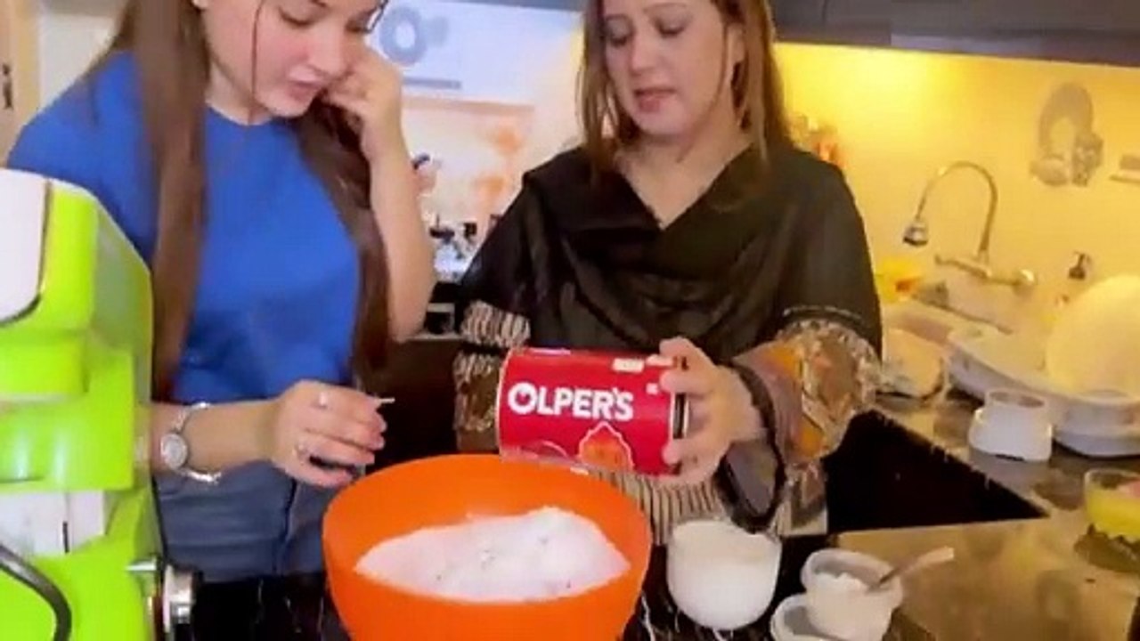 Rabeeca_sey_Sara_khana_jal_gaya____Aag_lag_gayi___(360p)
