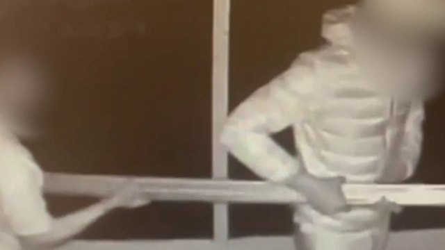 Moment, in dem mutmaßliche Diebe auf Videoüberwachungskameras gefilmt werden – beim „Diebstahl von Kupfer im Wert von 10.000 £“