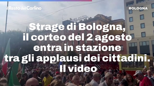Strage di Bologna, il corteo del 2 agosto entra in stazione tra gli applausi dei cittadini. Il video