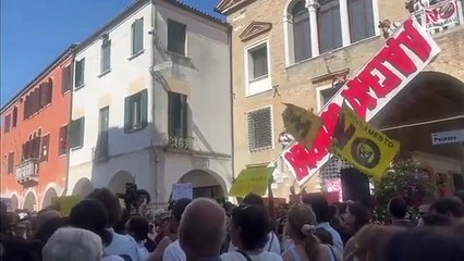 Mestre, Brugnaro parla in Consiglio comunale: fuori bordate di fischi