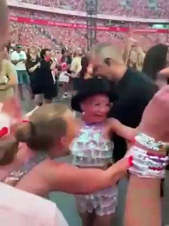 Manx girl Darcie hugs mum after amazing moment with Taylor Swift