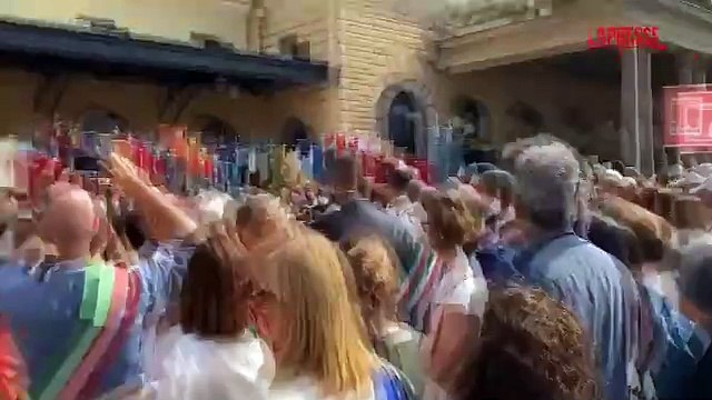 Strage Bologna, il minuto di silenzio davanti alla stazione