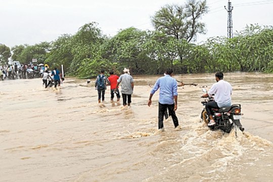 4 इंच बारिश से पुलिया, रपट, नाले, एनिकट उफान पर, जान जोखिम में डालकर रास्ता कर रहे है पार