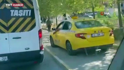 İstanbul'da kaldırımda ilerleyen taksiye para cezası kesildi