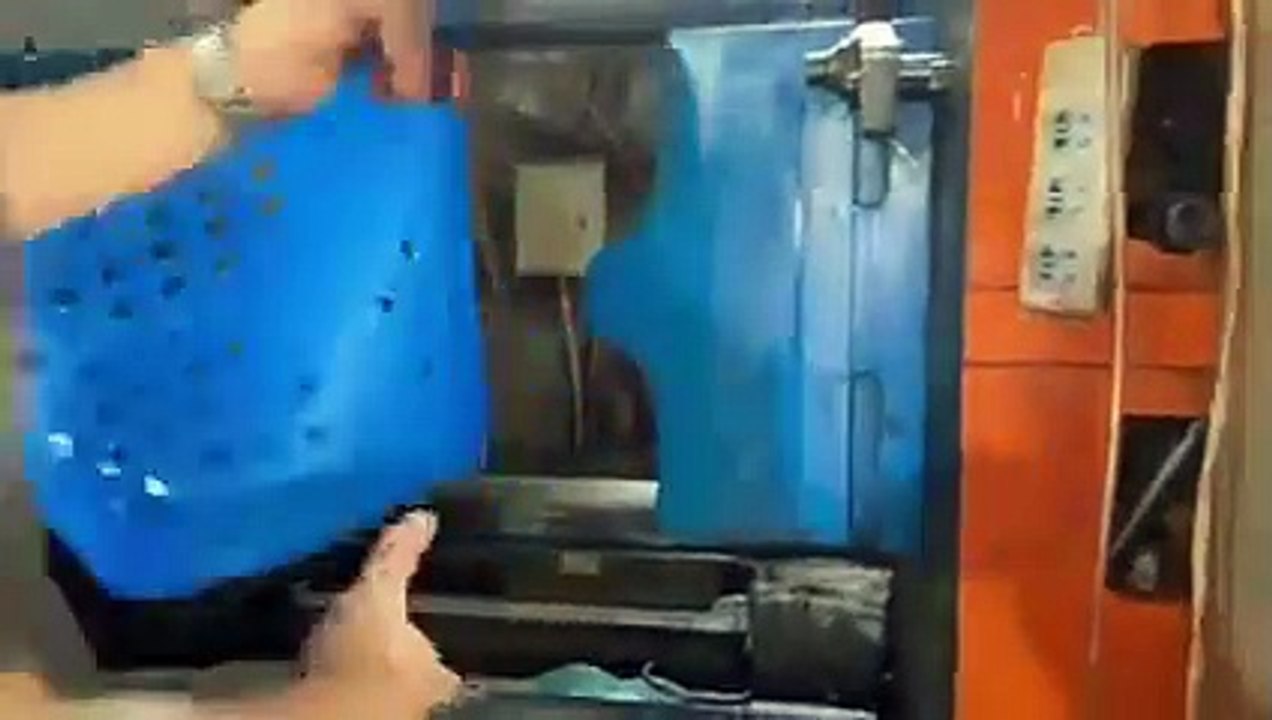 फ़कोट्री में प्लास्टिक शॉपिंग बास्केट बनाना
