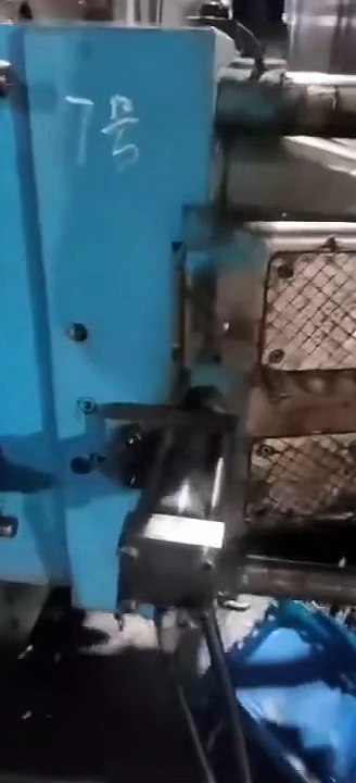 फ़कोट्री में प्लास्टिक भंडारण टोकरी बनाना