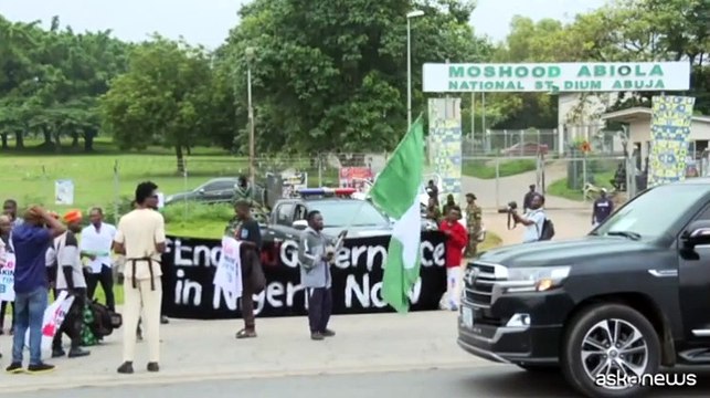 Nigeria, gas lacrimogeni contro la folla che protesta per carovita