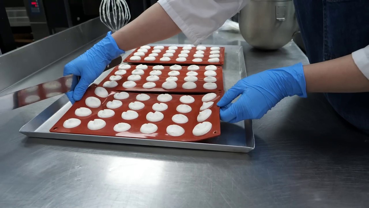 Food Kingdom - It's art! Yuzu whipped cream mini cakes that are almost too good to eat, made with painstaking care ⧸ korean