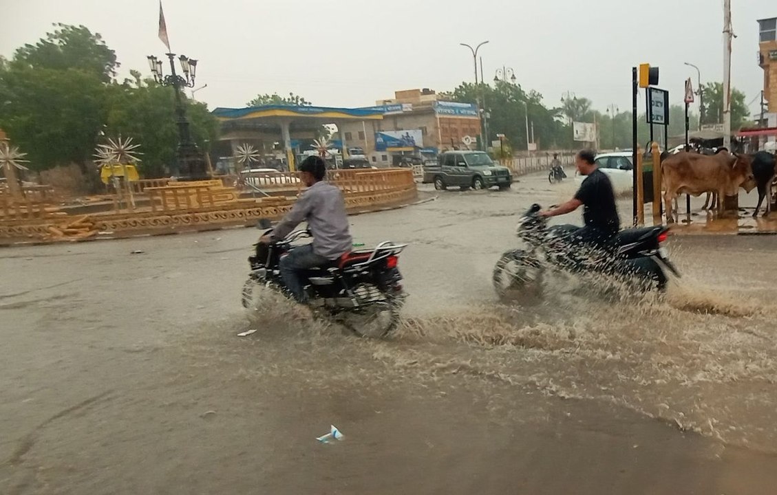 Watch Video: जैसलमेर जिले में पोकरण सहित ग्रामी...