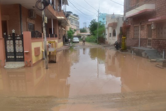 बारिश में खुली पोल, टूटी सडक़ों पर भरा पानी, खुले सीवरेज चेंबर्स ने बढ़ाया संकट