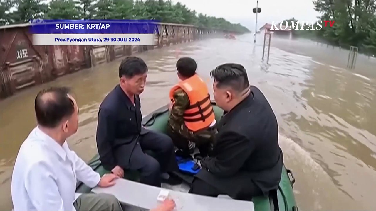 Momen Kim Jong Un Blusukan Banjir Naik Perahu Karet di Korea Utara