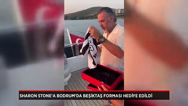 Sharon Stone'a Bodrum'da Beşiktaş forması hediye edildi