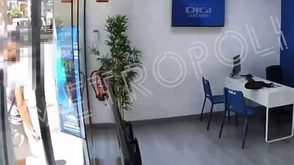 Un multirreincidente entra a robar en una tienda de Barcelona