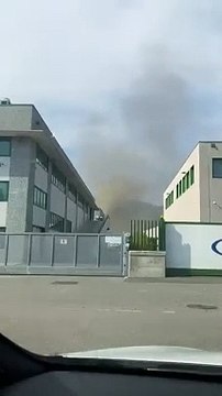 Il vasto incendio che si ? propagato nella bergamasca, a Tagliuno