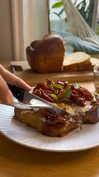 Pain perdu salé aux tomates roties et burrata