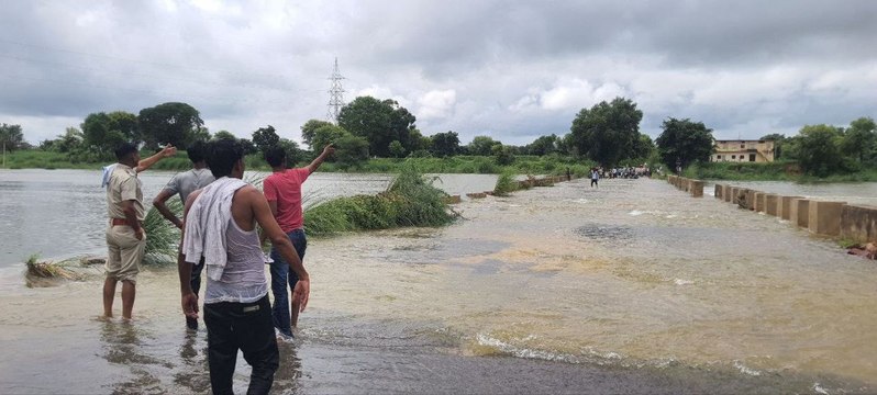 राजस्थान में यहां पुलिस ने सडक़ पर बेरीकेड्स लगा स्टेट हाइवे पर रोके वाहन, पांचना बांध के गेट खोलने से गंभीर नदी के कॉजवे पुल के ऊपर से बहा पानी