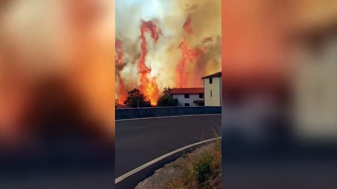 Frosinone, il video dell'incendio a Fumone: le case accerchiate dal fuoco
