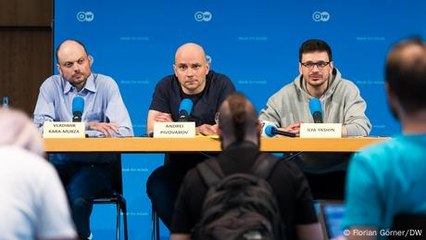 Freed Russian dissidents speak with reporters in Bonn