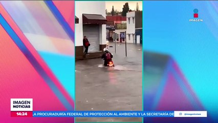 VIDEO: Motociclista intenta cruzar calle inundada