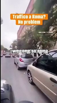 Roma, via Tuscolana: in auto sulla ciclabile e sul marciapiedi per evitare il traffico