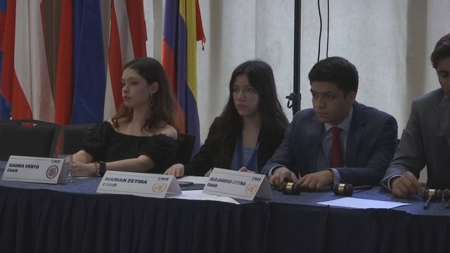 Jóvenes simulan debate de sobre problemáticas mundiales