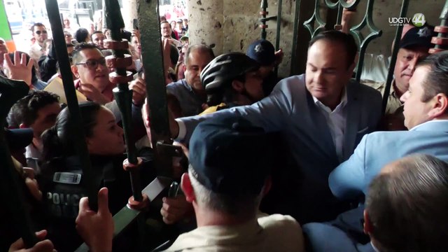 Entre empujones para ingresar al Ayuntamiento, Roberto Delgadillo asume como regidor tapatío