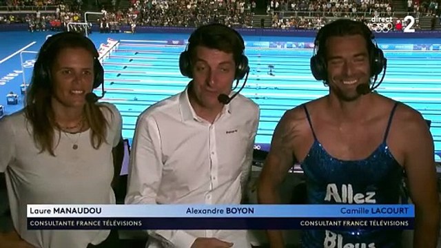 Camille Lacourt en robe à paillettes sur France 2 suite à un pari de Laure Manaudou.