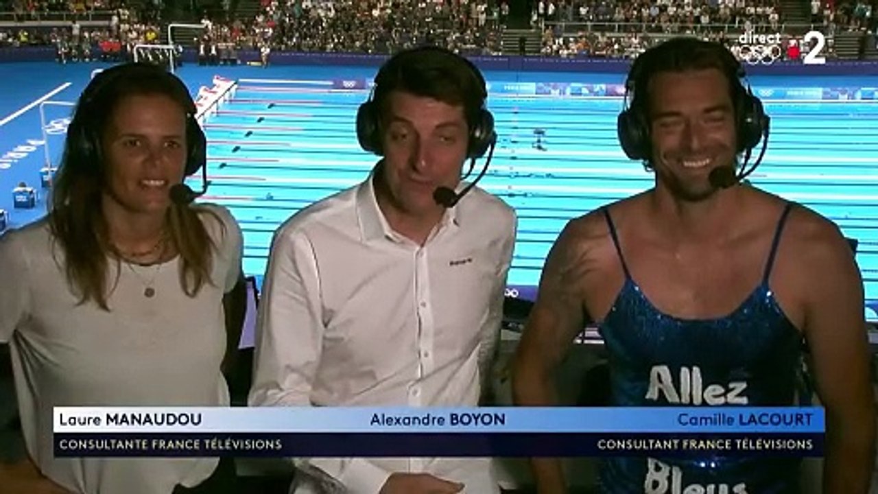 Camille Lacourt en robe à paillettes sur France 2 suite à un pari de Laure Manaudou.