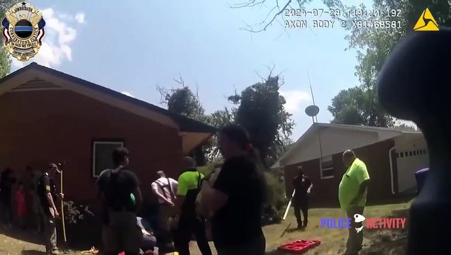 Resgate de menino que caiu em buraco de três metros