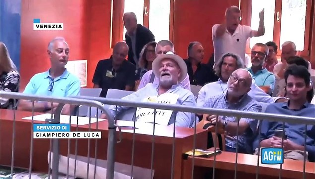 Venezia, bagarre in consiglio comunale proteste contro Brugnaro: i cittadini gridano «dimissioni!»