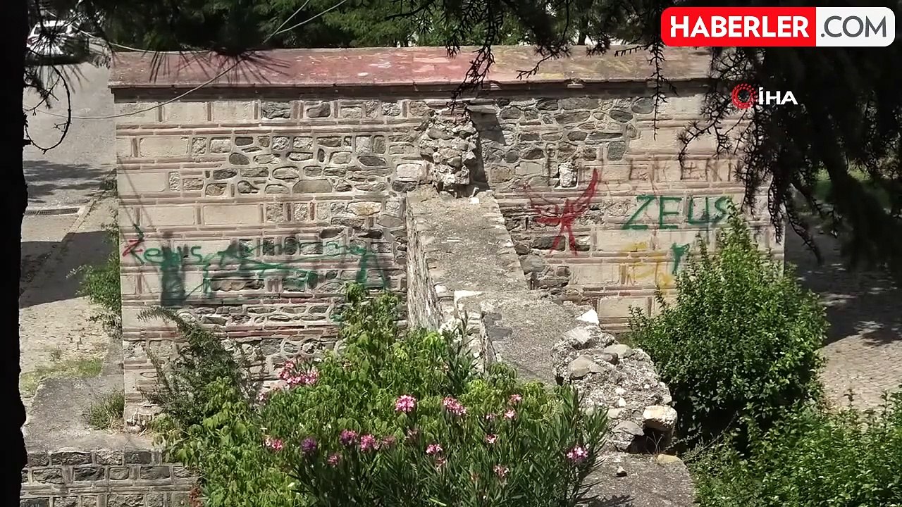 630 Yıllık Külliyenin Duvarlarına Sprey Boyalarla İlan-ı Aşk Yazıldı