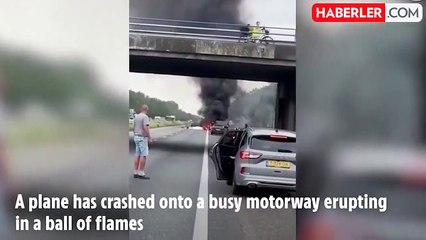 Hollanda'da eğitim uçağı otoyola düştü: Alev topuna dönen uçakta bulunan pilot, hayatını kaybetti